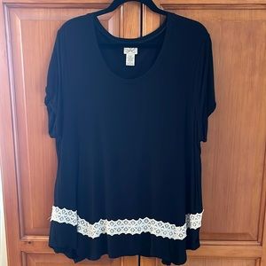 Eyelash 1X black short sleeve top with lace trim